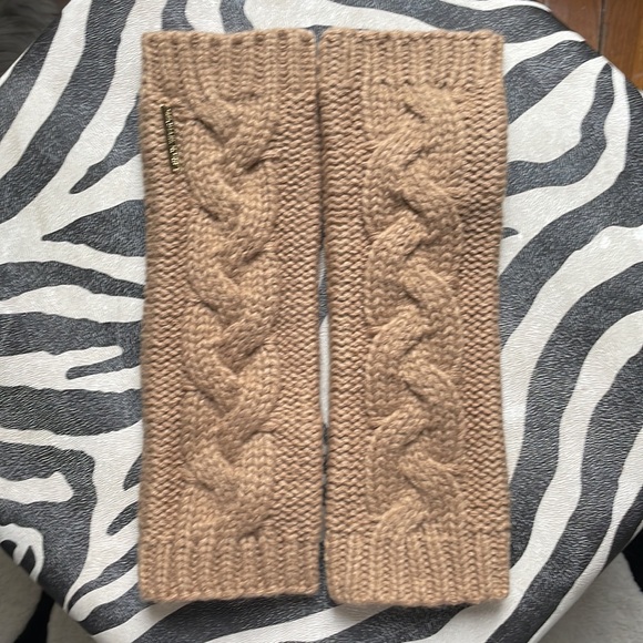 Michael Kors patchwork cable knit arm warmer fingerless gloves in camel color - Picture 2 of 4